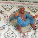 spiderman nongkrong di kuil
