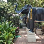 deretan patung gajah di taman